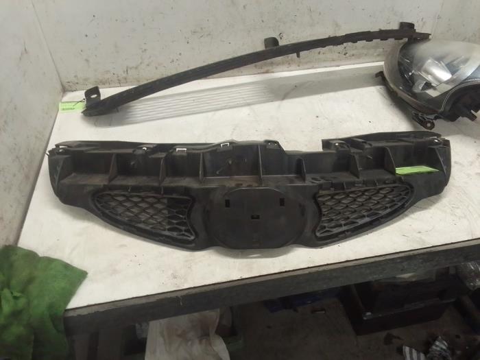 Używane Grill Toyota Aygo (B10) 1.0 12V VVT-i Cena € 25,00 Procedura marży oferowane przez Autodemontage van de Laar