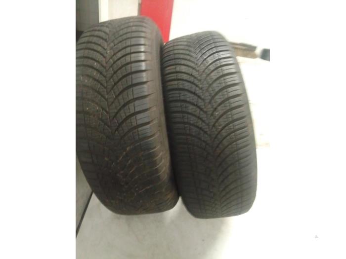 Używane Opona zimowa Cena na żądanie oferowane przez Autodemontage van de Laar