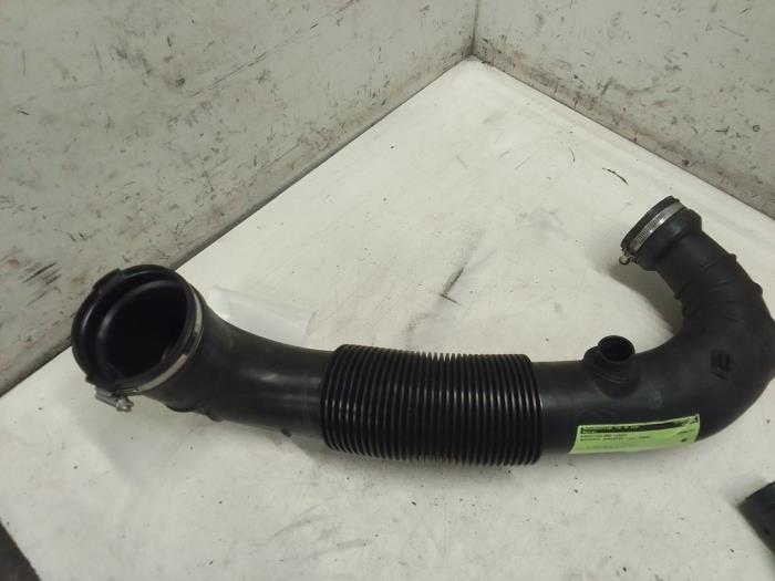 Air intake hose from a Mercedes-Benz Sprinter Tourer 3,5t (907.7) 316 CDI 2.1 D RWD 2020