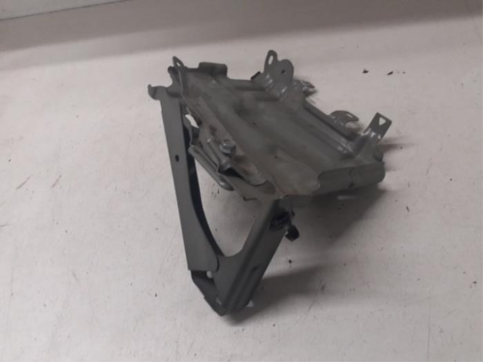 Begagnade Batterilåda Toyota Aygo (B40) 1.0 12V VVT-i Pris på förfrågan erbjuds av Autodemontage van de Laar