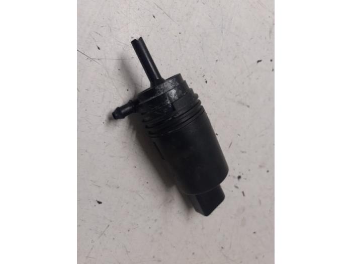 Windscreen washer pump from a BMW 3 serie Touring (E91) 325i 24V 2006