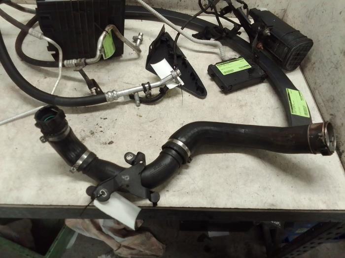 Gebrauchte Intercooler Rohr Renault Captur I (2R) 0.9 Energy TCE 12V Preis € 35,00 Margenregelung angeboten von Autodemontage van de Laar