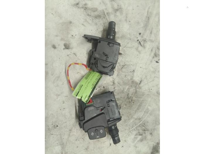 Używane Przelacznik kierunkowskazu Renault Modus/Grand Modus (JP) 1.2 16V Quickshift Cena € 60,00 Procedura marży oferowane przez Autodemontage van de Laar