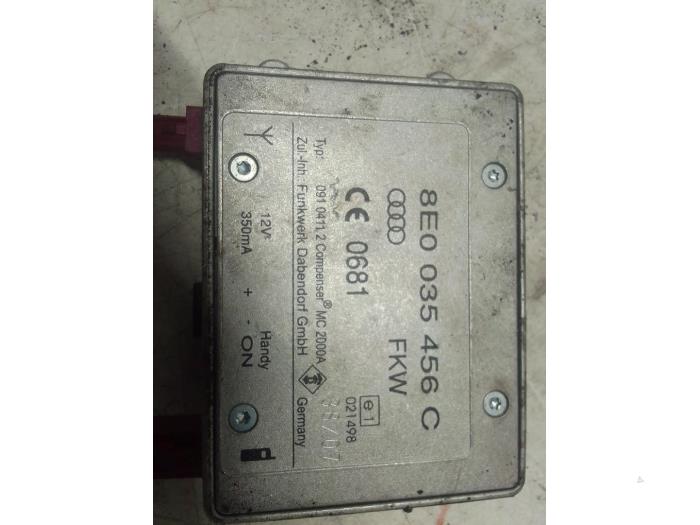 Używane Modul telefoniczny Audi A4 (B7) 2.0 TDI 16V Quattro Cena € 40,00 Procedura marży oferowane przez Autodemontage van de Laar