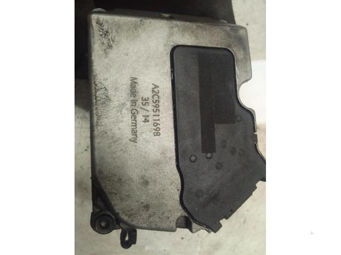 Usagé Boitier papillon Audi A4 (B7) 2.0 TDI 16V Quattro Prix € 50,00 Règlement à la marge proposé par Autodemontage van de Laar