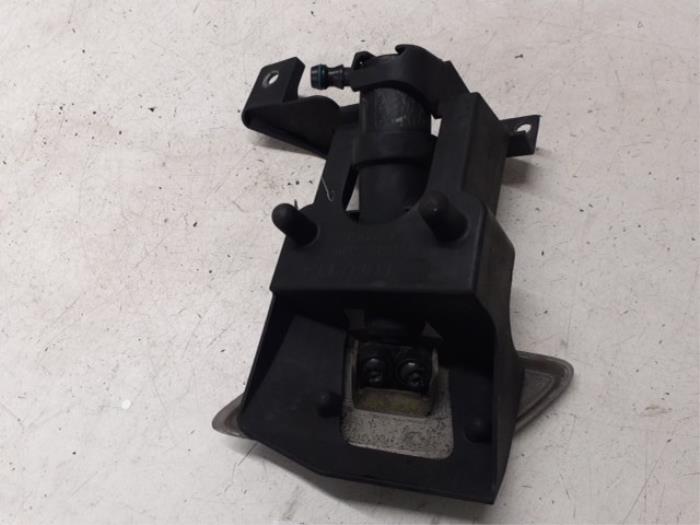 Używane Spryskiwacz reflektorów Mazda 5 (CR19) 2.0i 16V Cena na żądanie oferowane przez Autodemontage van de Laar