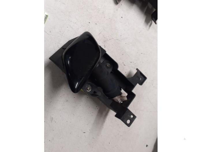Używane Spryskiwacz reflektorów Mazda 5 (CR19) 2.0i 16V Cena na żądanie oferowane przez Autodemontage van de Laar