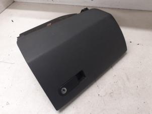 Usagé Boîte à gants Volkswagen Transporter T5 1.9 TDi Prix € 35,00 Règlement à la marge proposé par Autodemontage van de Laar