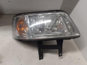 Używane Reflektor prawy Volkswagen Transporter T5 1.9 TDi Cena € 75,00 Procedura marży oferowane przez Autodemontage van de Laar