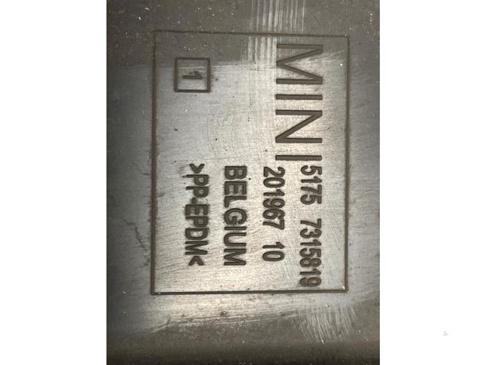 Begagnade Underkörningsskydd Mini Mini (F55) 1.5 12V One Pris € 40,00 Marginaltabell erbjuds av Autodemontage van de Laar