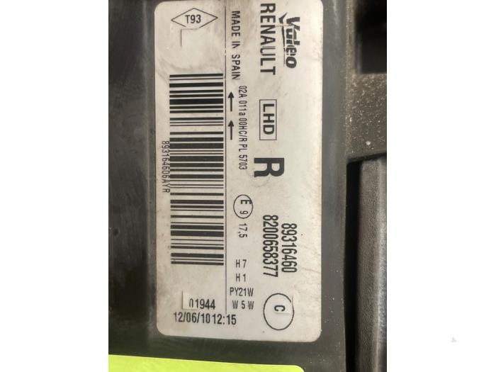 Używane Reflektor prawy Renault Modus/Grand Modus (JP) 1.2 16V TCE 100 Cena € 65,00 Procedura marży oferowane przez Autodemontage van de Laar