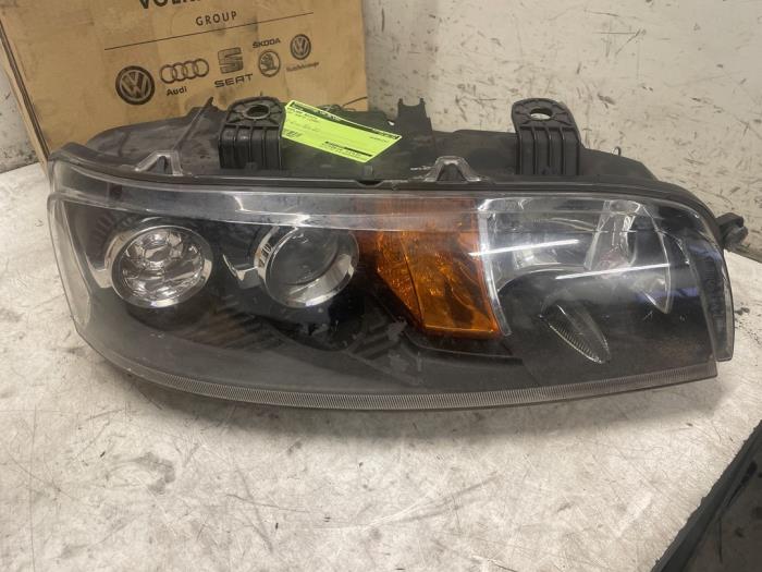Używane Reflektor prawy Fiat Punto II (188) 1.9 JTD 80 ELX 3-Drs. Cena na żądanie oferowane przez Autodemontage van de Laar