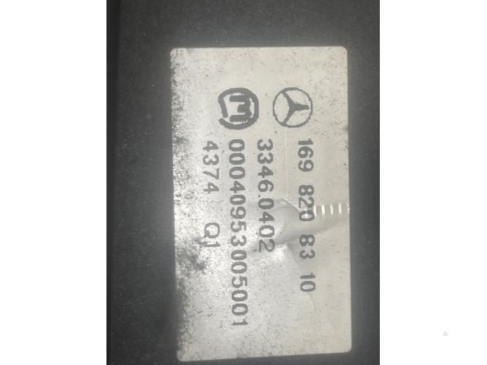 Używane Przelacznik (rózne) Mercedes A (W169) 2.0 A-200 5-Drs. Cena € 20,00 Procedura marży oferowane przez Autodemontage van de Laar