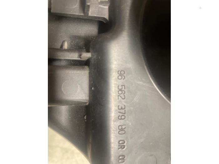 Begagnade Luftfilterhus Peugeot 308 CC (4B) 1.6 16V THP 150 Pris € 35,00 Marginaltabell erbjuds av Autodemontage van de Laar