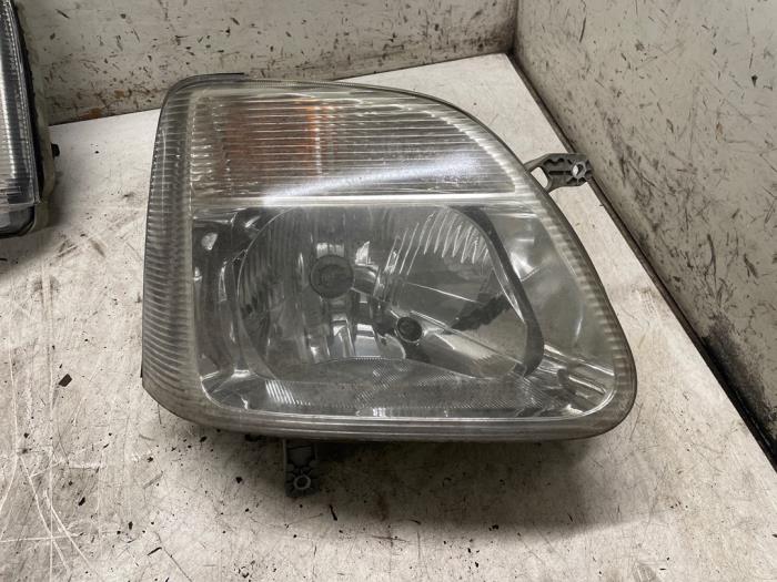 Używane Reflektor prawy Opel Agila (A) 1.2 16V Cena € 40,00 Procedura marży oferowane przez Autodemontage van de Laar