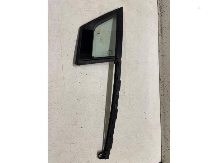 Usados Ventanilla triangular izquierda delante Renault Captur I (2R) 1.2 TCE 16V EDC Precio € 40,00 Norma de margen ofrecido por Autodemontage van de Laar