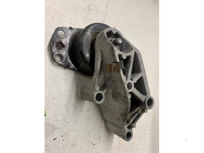Used Engine mount Opel Movano (4A1; 4A2; 4B2; 4B3; 4C2; 4C3) 2.8 DTI Kat. Price on request offered by Autodemontage van de Laar