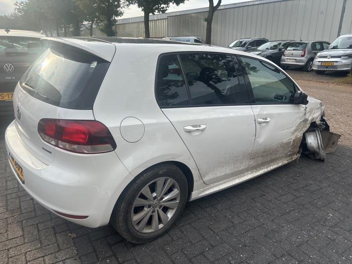Usados Ventanilla triangular derecha detrás Volkswagen Golf VI (5K1) 1.6 TDI 16V Precio € 50,00 Norma de margen ofrecido por Autodemontage van de Laar