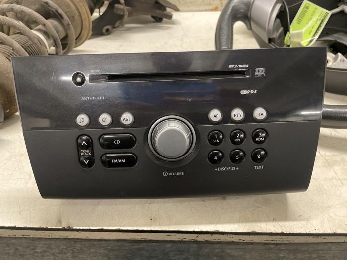 Używane Radio Suzuki Swift (ZA/ZC/ZD1/2/3/9) 1.3 VVT 16V Cena € 35,00 Procedura marży oferowane przez Autodemontage van de Laar