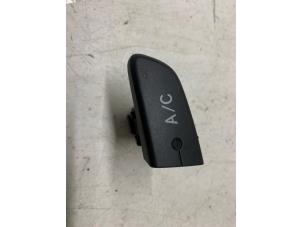 Usagé Commutateur clim Toyota Aygo (B10) 1.0 12V VVT-i Prix € 25,00 Règlement à la marge proposé par Autodemontage van de Laar