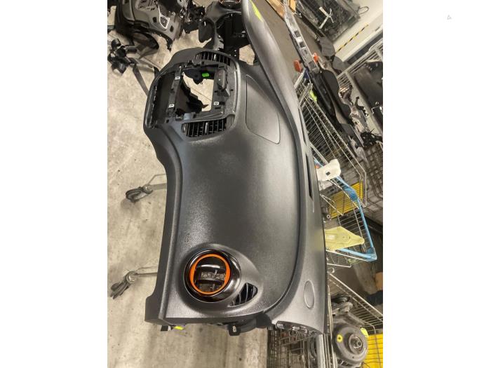 Usados Salpicadero Renault Captur I (2R) 1.2 TCE 16V EDC Precio € 550,00 Norma de margen ofrecido por Autodemontage van de Laar