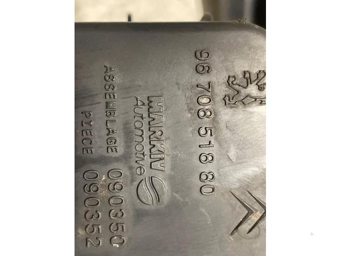 Begagnade Luftfilterhus Citroen C4 Cactus (0B/0P) 1.2 PureTech 82 12V Pris € 30,00 Marginaltabell erbjuds av Autodemontage van de Laar