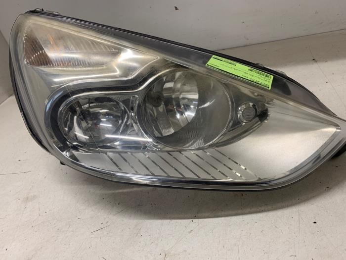 Używane Reflektor prawy Ford S-Max (GBW) 2.0 16V Cena € 100,00 Procedura marży oferowane przez Autodemontage van de Laar