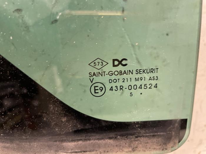 Usados Ventanilla triangular derecha detrás Renault Kangoo Express (FW) Precio € 50,00 Norma de margen ofrecido por Autodemontage van de Laar
