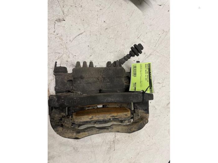 Begagnade Främre bromsok, höger Renault Master III (EV/HV/UV/VA/VB/VD/VF/VG/VJ) 2.3 dCi 165 16V FWD Pris på förfrågan erbjuds av Autodemontage van de Laar