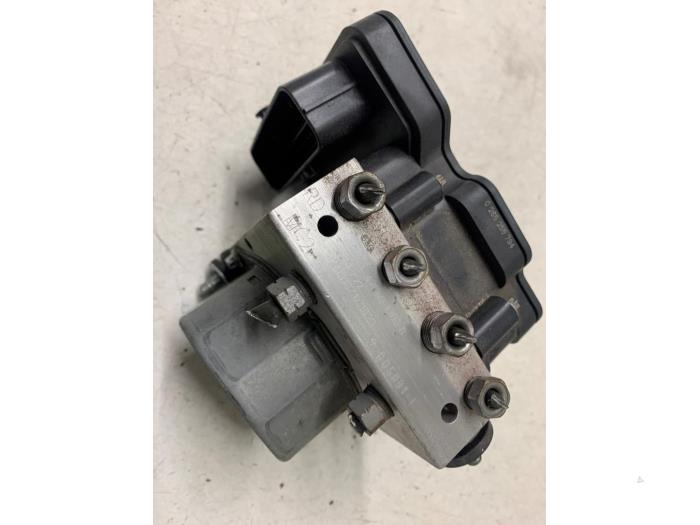 Begagnade ABS-pump Renault Clio IV Estate/Grandtour (7R) 1.5 Energy dCi 90 FAP Pris € 50,00 Marginaltabell erbjuds av Autodemontage van de Laar