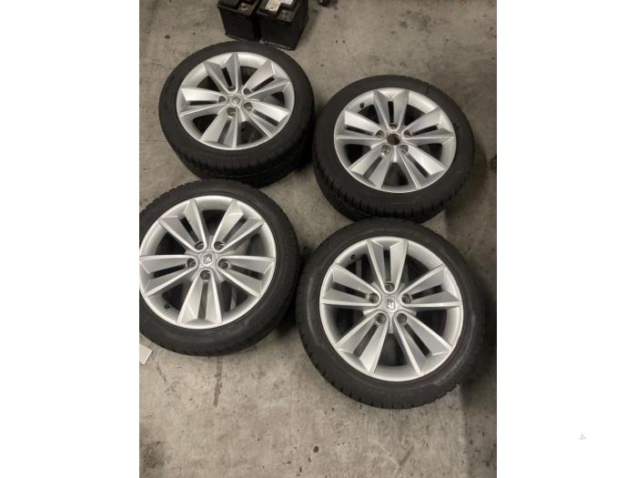 Begagnade Hjuluppsättning + vinterdäck Renault Scénic III (JZ) 1.2 16V TCe 130 Pris € 500,00 Marginaltabell erbjuds av Autodemontage van de Laar