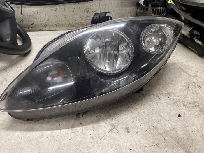 Używane Reflektor lewy Seat Altea XL (5P5) 1.9 TDI Cena € 70,00 Procedura marży oferowane przez Autodemontage van de Laar