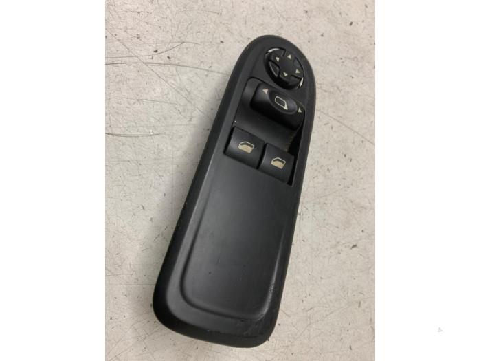 Usados Interruptor combinado de ventanillas Peugeot 308 SW (4E/H) 1.6 VTI 16V Precio € 25,00 Norma de margen ofrecido por Autodemontage van de Laar