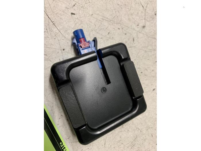 Używane Antena GPS Ford Transit Courier 1.5 TDCi 75 Cena € 15,00 Procedura marży oferowane przez Autodemontage van de Laar
