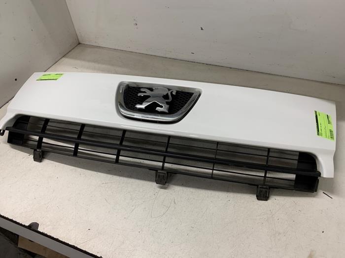 Używane Grill Peugeot Expert (G9) 1.6 HDi 90 Cena € 75,00 Procedura marży oferowane przez Autodemontage van de Laar