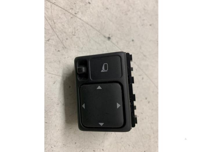 Usados Interruptor de retrovisor Nissan Note (E11) 1.6 16V Precio de solicitud ofrecido por Autodemontage van de Laar