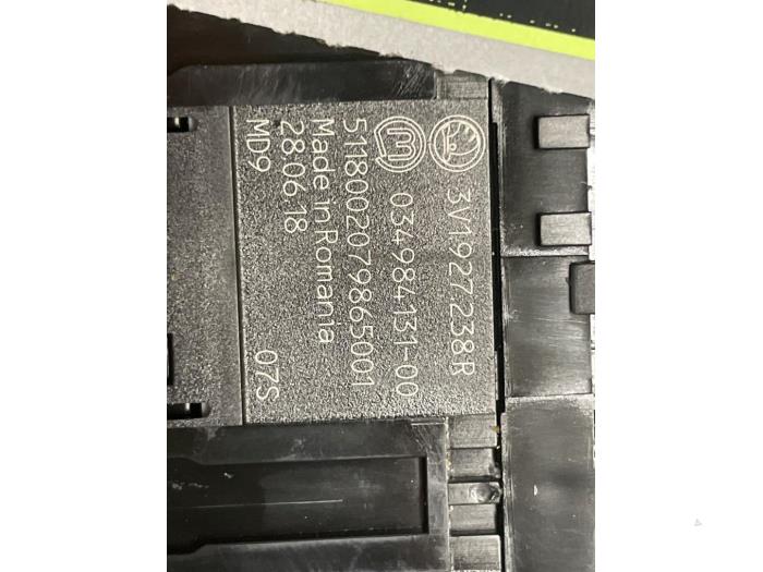 Używane Przelacznik Skoda Superb Combi (3V5) 2.0 TDI Cena € 15,00 Procedura marży oferowane przez Autodemontage van de Laar