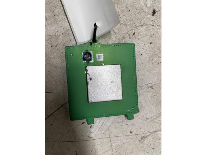 Gebrauchte GPS Antenne Tesla Model 3 Long Range AWD 75 kWh Preis € 42,35 Mit Mehrwertsteuer angeboten von Autodemontage van de Laar