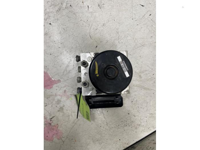 Usados Bomba ABS Volvo V60 I (FW/GW) 2.4 D5 20V Precio € 75,00 Norma de margen ofrecido por Autodemontage van de Laar