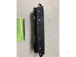 Usados Interruptor de luz de pánico Dacia Spring 45 Precio € 25,00 Norma de margen ofrecido por Autodemontage van de Laar