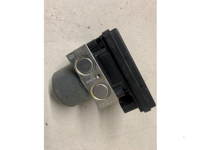 Gebrauchte ABS Pumpe Kia Stonic (YB) 1.0i T-GDi 12V Preis € 150,00 Margenregelung angeboten von Autodemontage van de Laar