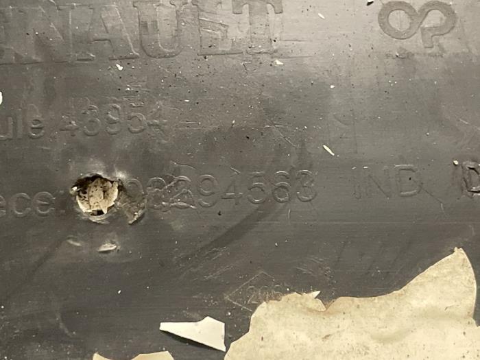 Usados Parachoques Renault Master II (ED/HD/UD) 2.5 dCi 16V 100 Precio € 125,00 Norma de margen ofrecido por Autodemontage van de Laar