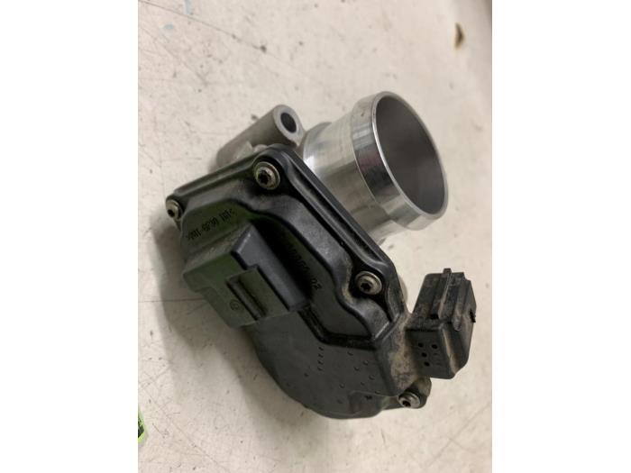 Gebrauchte Drosselklappengehäuse Ford Fiesta 6 (JA8) 1.0 Ti-VCT 12V 65 Preis € 50,00 Margenregelung angeboten von Autodemontage van de Laar