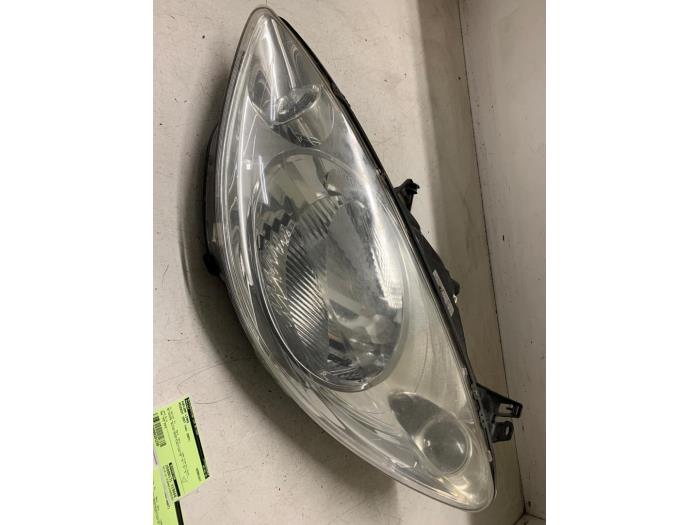 Używane Reflektor lewy Peugeot 1007 (KM) 1.4 Cena € 65,00 Procedura marży oferowane przez Autodemontage van de Laar