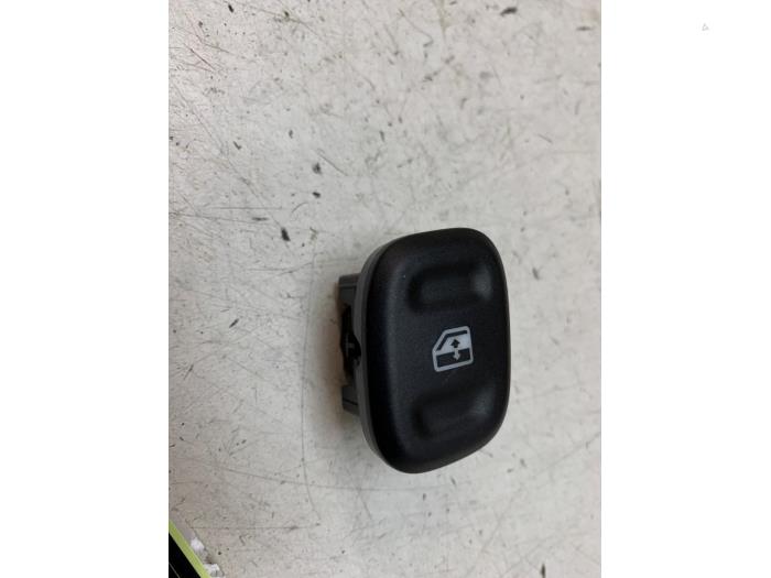 Usados Interruptor de ventanilla eléctrica Fiat Panda (312) 1.0 Hybrid Precio € 10,00 Norma de margen ofrecido por Autodemontage van de Laar