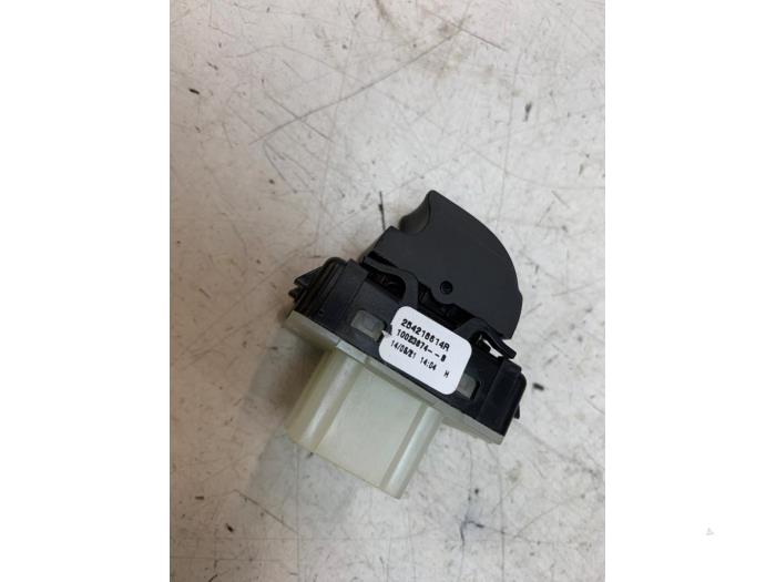 Usados Interruptor de ventanilla eléctrica Dacia Spring 45 Precio € 15,00 Norma de margen ofrecido por Autodemontage van de Laar