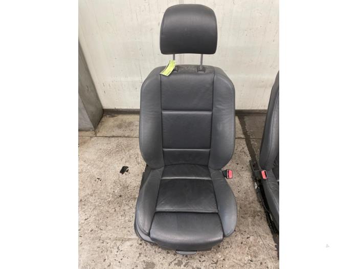 Używane Fotel prawy BMW X5 (E53) 4.4 V8 32V Cena € 100,00 Procedura marży oferowane przez Autodemontage van de Laar