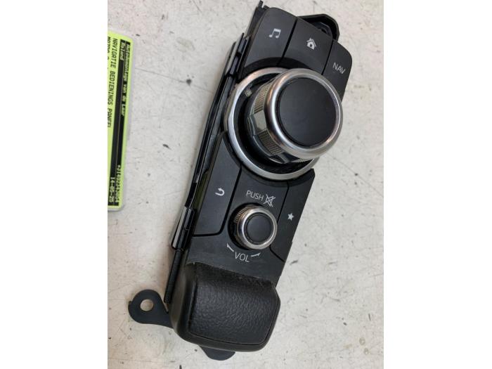 Usagé Panneau de commandes navigation Mazda 2 (DJ/DL) 1.5 SkyActiv-G 90 Prix € 70,00 Règlement à la marge proposé par Autodemontage van de Laar