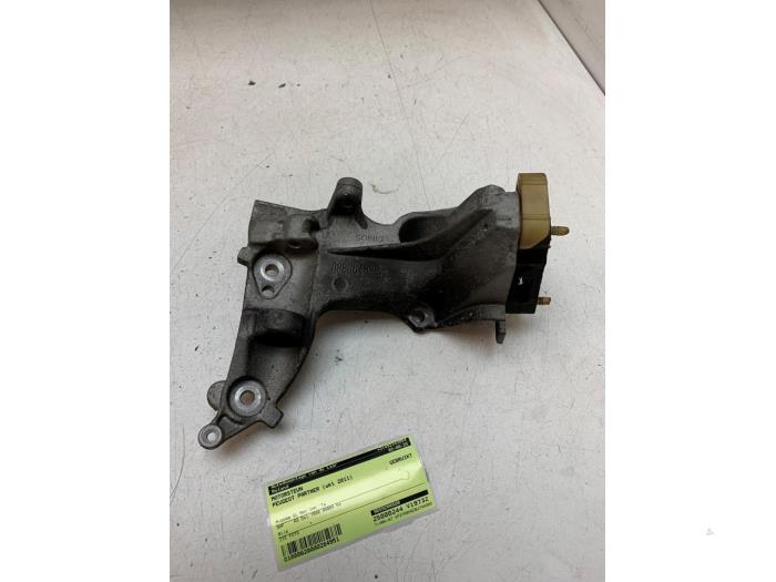 Usagé Support moteur Peugeot Partner Tepee (7A/B/C/D/E/F/G/J/P/S) 1.6 HDiF 90 16V Phase 1 Prix € 25,00 Règlement à la marge proposé par Autodemontage van de Laar