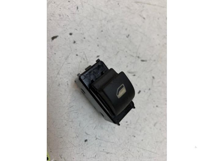Usados Interruptor de ventanilla eléctrica Peugeot Partner Tepee (7A/B/C/D/E/F/G/J/P/S) 1.6 HDiF 90 16V Phase 1 Precio € 10,00 Norma de margen ofrecido por Autodemontage van de Laar